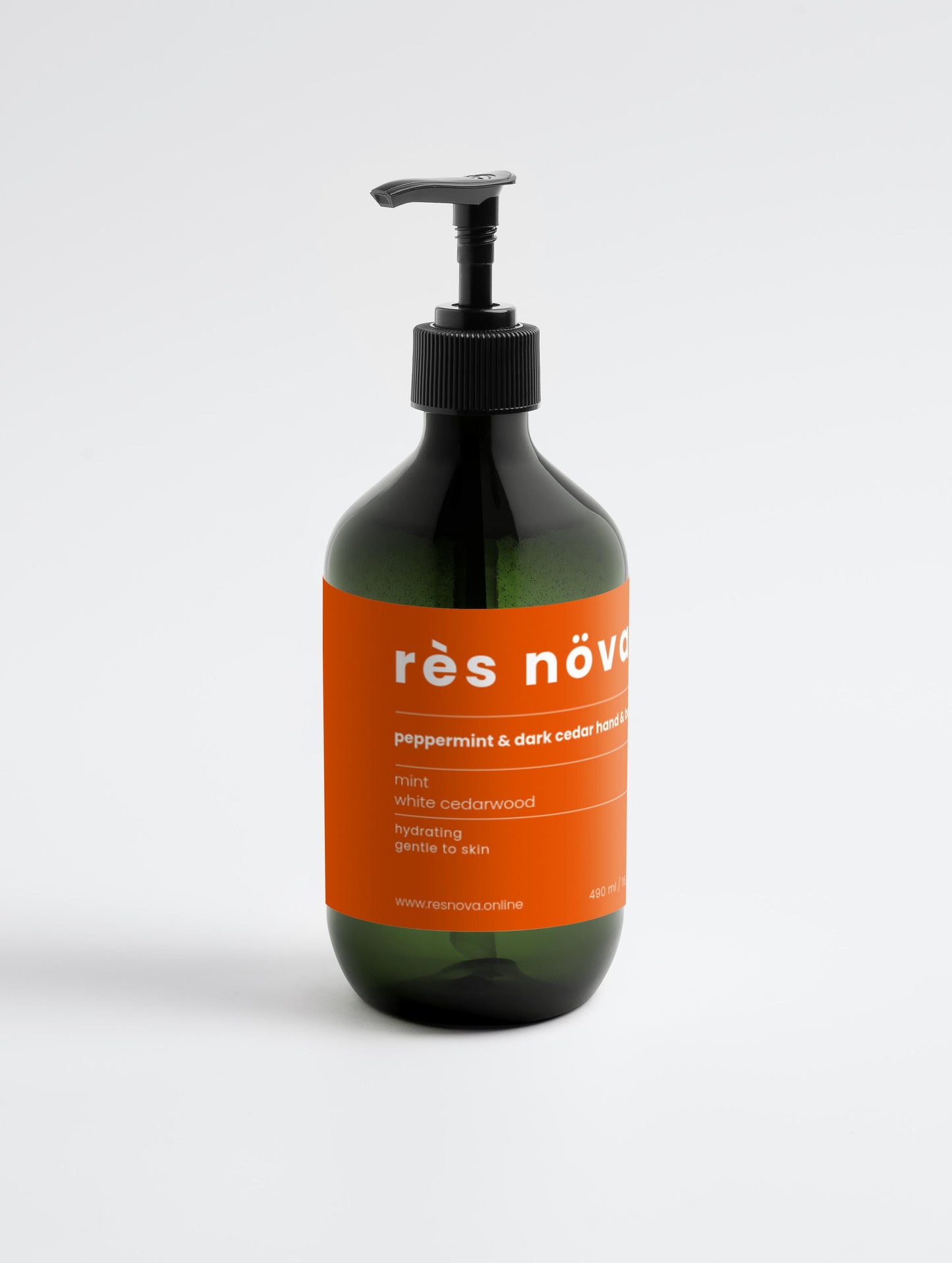 Vegan body wash bottle with mint and quince extract for hydrated skin.